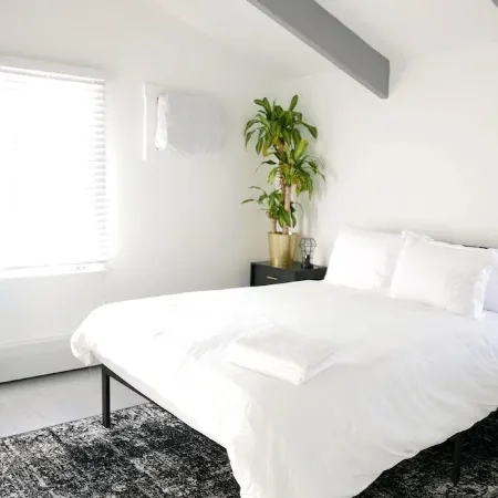 Luxe 10 guest Ski Chalet /Skiing/Pools/Tennis/Gym/Golf/Hiking