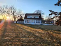 Huge deck & yard Near Indoor Sports Arena! Spacious! Smart TVs! Fast Wifi! Cozy.