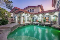 Steps from the Beach ! Stunning Villa w/ Concierge, Doorman.