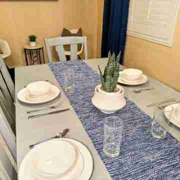 Spacious 4BR Family Retreat: King bed, WI-FI & Parking Dining/Meeting Rooms