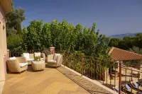 Private waterfront villa with pool and two private beaches Hotels in Ellomeno