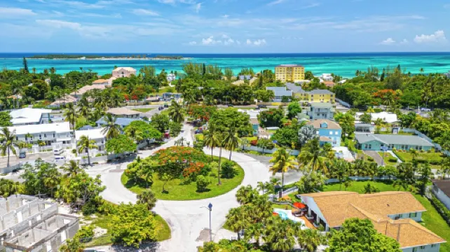 4-bedroom House with private Pool - walking distance to Baha Mar and Beach