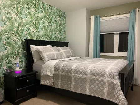 3 Bedroom Stylish Townhouse in a quite neighbourhood within town Отели в г. Досон-Крик