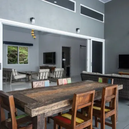 5 Bedrooms, large pool & spectacular whale tail ocean view!