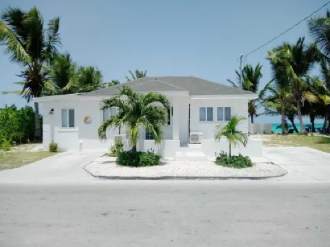 960 Sq. ft  Beach  Front Villa located in Steventon, Exuma,  Bahamas . のホテル