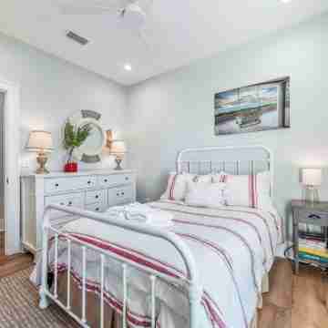 Front Row Gulf View Cottage, Pool, Steps To Beach & Lagoon, Fishing Pier, 4BR Rooms