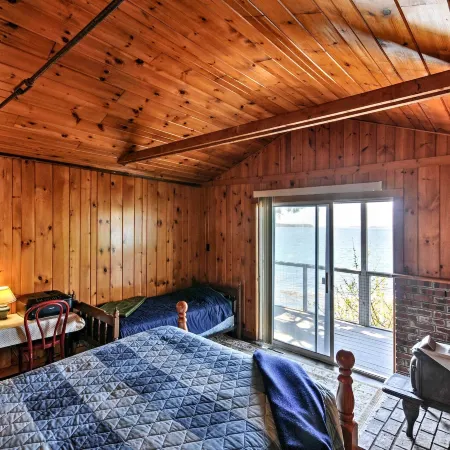 Bayfront Hancock Cottage w/ Beach Access & Views!