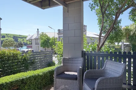 Akaroa Village Inn Отели в г. Такамачуа