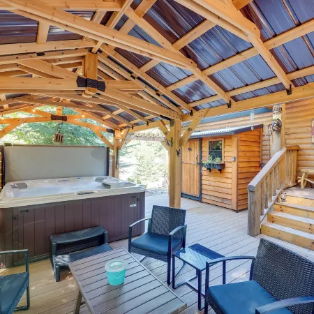 Spacious Packwood Cabin w/ Hot Tub - Near River