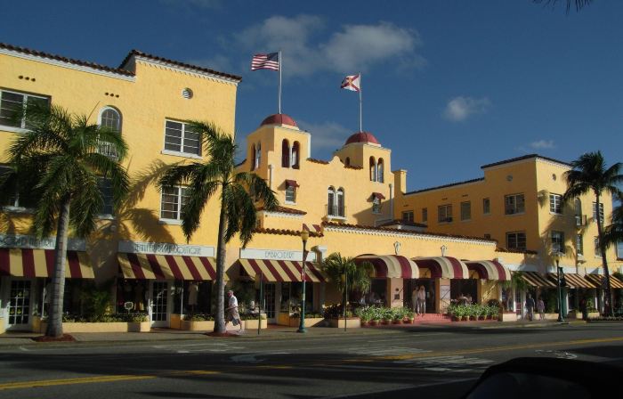 Colony Hotel & Cabaña Club