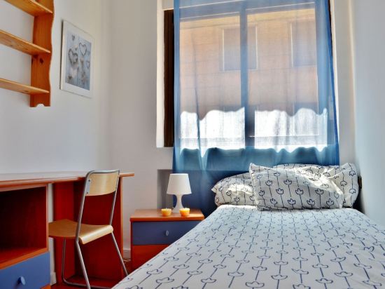 Roomin Hostel