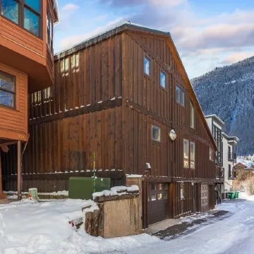 Comfort, Style, Short Walk to Town Park & Gondola 1 Bedroom Condo by RedAwning