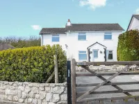 Bryn Uchaf Hotels in Llanfair-Mathafarn-Eithaf