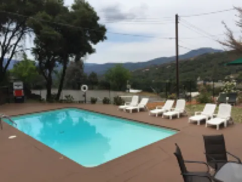 Mountain Trail Lodge and Vacation Rentals Hotels in Oakhurst