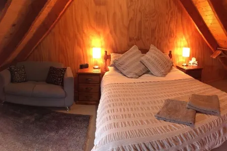 Authentic log chalet serene and secluded with outdoor spa