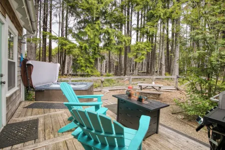 Seabrook Cabin- Private Yard & HotTub, 10 Minute Walk to Town, Dog Friendly