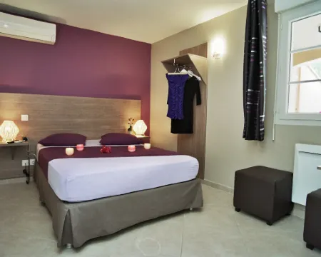 Hôtel l'Anvia โรงแรมในBollene