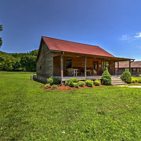 Dream Valley Mountain View Cabin w/ Covered Porch!