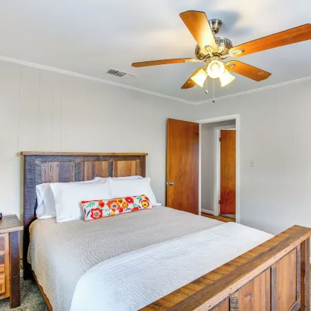Family-Friendly de Kalb Getaway w/ Fire Pit!