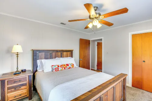 Family-Friendly de Kalb Getaway w/ Fire Pit! - 2-Star