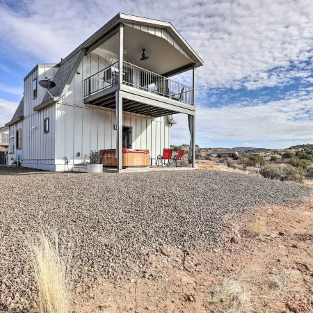Wine Country Retreat in Cornville: Hot Tub & View