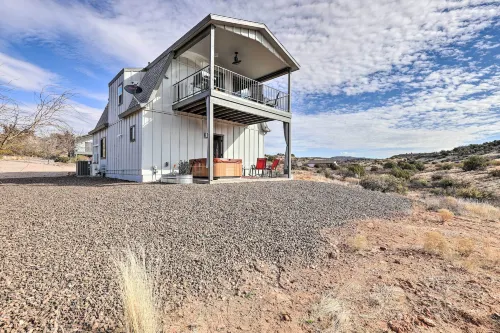 Wine Country Retreat in Cornville: Hot Tub & View