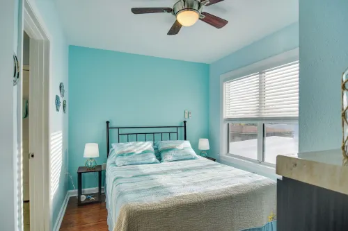 Condo w/ Community Pool - Walk to Madeira Beach!