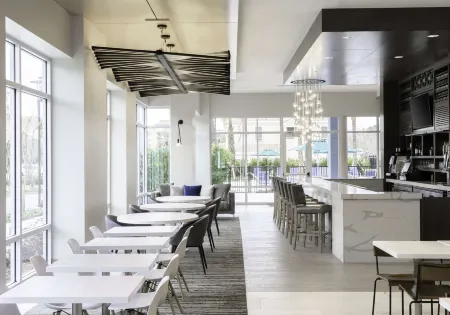 Hyatt Place Sandestin at Grand Blvd Отели рядом с достопримечательностью «Silver Sands Premium Outlets»