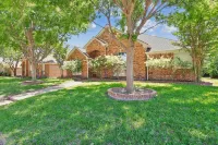 รีทรีทสำหรับครอบครัว: สระว่ายน้ำและแหล่งบันเทิง! บ้าน 4 ห้องนอน โดย เรดอว์นนิ่ง