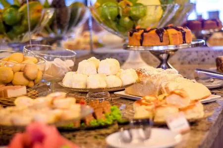 Unico Apart Hotel Отели рядом с достопримечательностью «Feiraguay Shopping Popular»