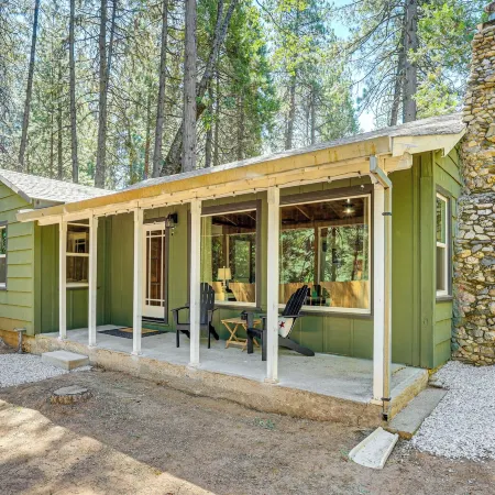Walk to Winery: Cozy Cabin w/ Fire Pit in Murphys