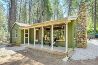 Walk to Winery: Cozy Cabin w/ Fire Pit in Murphys - parking