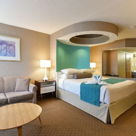 Howard Johnson Plaza by Wyndham by the Falls / Niagara Falls