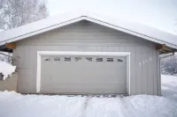 Watch the Northern Lights from the Deck and the Jacuzzi! Roast by a Cozy Fire! Hotels near Fairbanks Golf Course