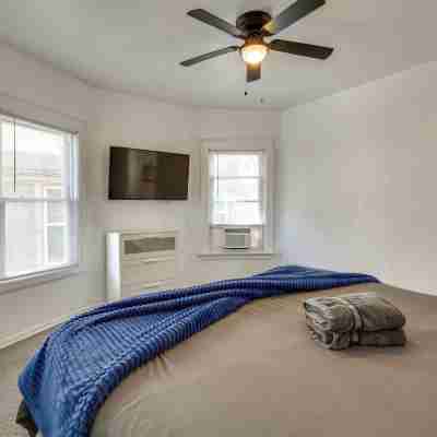 Modern 2BR Kansas City Condo Near Downtown Rooms