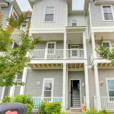 Walk to Ocean: Group Getaway in Virginia Beach! Hotel Exterior