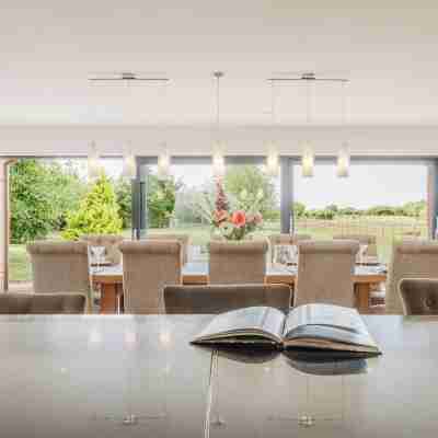 Cotswold Retreat Hot Tub, Pool Table Sleeps 11 Dining/Meeting Rooms