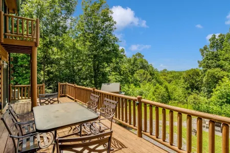 5 miles to Tryon Equestrian Center large log cabin  4 Bedroom 2.5 bath