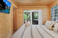 Cozy riverside cabin, hottub, fire-pit, fishing, tubing, relaxing