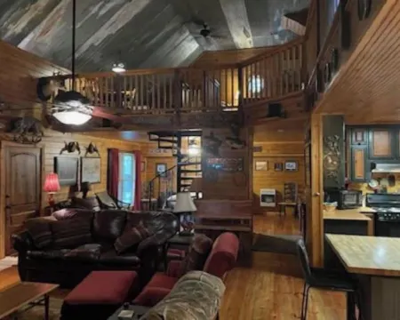 Cabin in the woods overlooking Grenada lake. Hotels in Grenada County