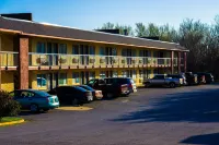 Castle Inn & Suites by OYO Chickasha - parking
