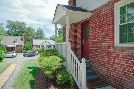 One bedroom w Private Entrance close to DC