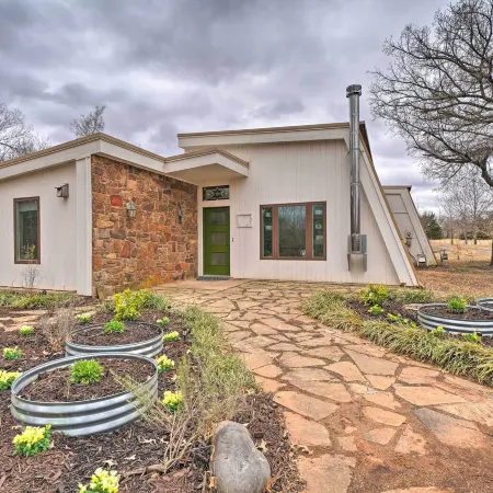 Bohemian Home w/ Screened Porch, 3 Mi to Lake!