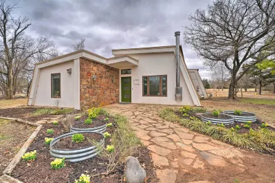 Bohemian Home w/ Screened Porch, 3 Mi to Lake!