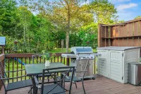 Birch Hollow Cozy Poconos Home w/ Fireplace, Soaking Tub & Kids Play Area