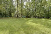 Pet-Friendly Lagrange Vacation Rental w/ Deck! Hotel a La Grange