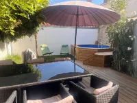 House with XXS swimming pool, in the heart of town, 900 m from the beach