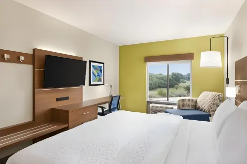 Holiday Inn Express & Suites Akron Regional Airport Area Hotel a Green