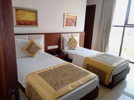 Hotel Shhaurya Отели рядом с достопримечательностью «Храм Йогмайи»