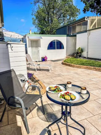 Waterfront Studio Rm / Ensuite/BBQ/Fire Pot/ Stunning Views/Secure Parking